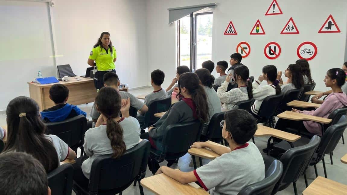 Öğrencilerimiz Trafik Bilinciyle Büyüyor